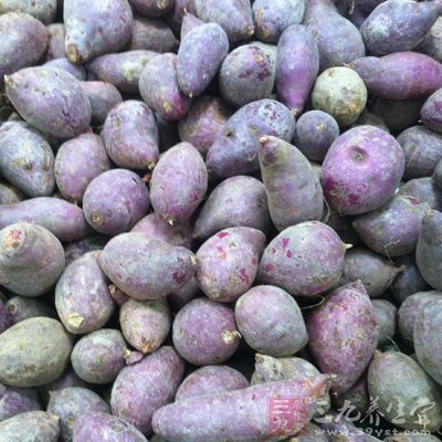 放屁增多 有时放屁过多,与吃了过多的淀粉类食物有关 放屁增多 有时放屁过多,与吃了过多的淀粉类食物有关