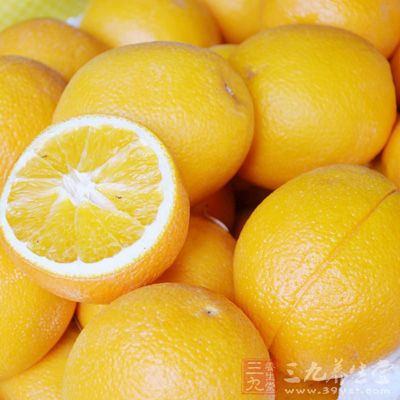 橙子富含膳食纤维，可帮助排便，女生都容易有便秘的困扰