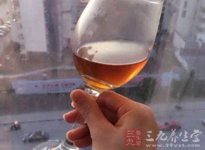 睡前喝一些红酒，就是一个非常简单的防衰老的方法