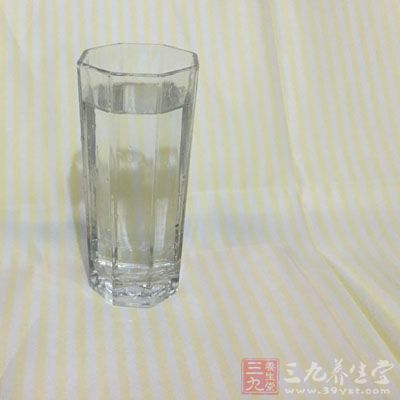 自來(lái)水中加入了很多殺菌消毒的物質(zhì)來(lái)凈化水質(zhì)