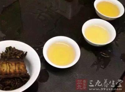 苦荞茶其所含芦丁可软化血管，具有降血脂、降血糖、降血压