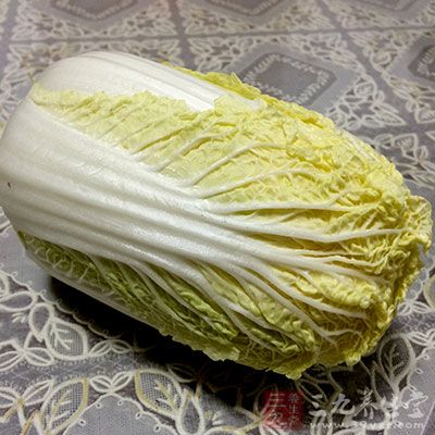 原料：瘦肉、大白菜心各100克，姜、蒜、鹽、味精、雞油少許