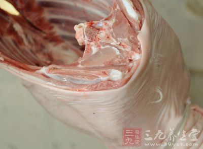 材料：羊后腿肉1000g，胡萝卜2根，白萝卜1/2根，辣酱120g等