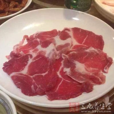 猪肉切成片，放小半勺盐，酱油，半勺料酒抓匀