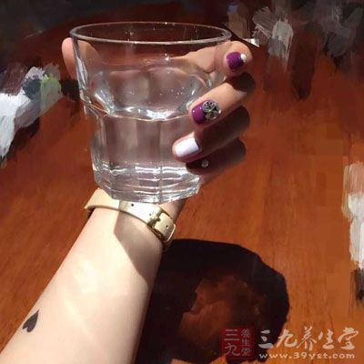 而且喝冰水會(huì)對(duì)牙齒和腸胃造成刺激