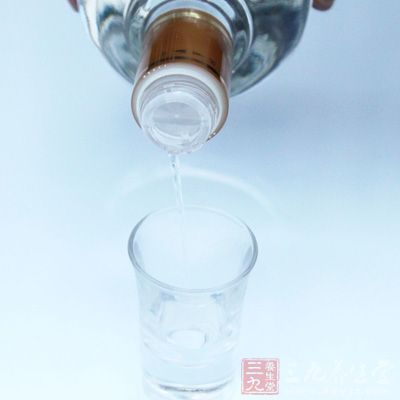 加等量白酒搅匀喝一口