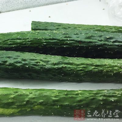 黄瓜要选外皮比较硬实的，比较新鲜