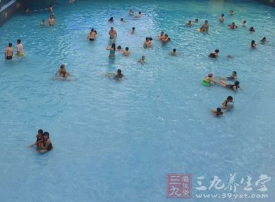 很多人喜欢在夏天去游泳