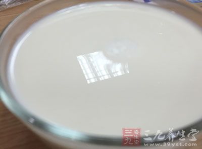 豆浆是把新鲜大豆用水泡后用机器碾碎