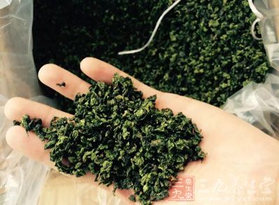 乌龙茶习惯浓饮，注重品味闻香，冲泡乌龙茶需100℃沸水