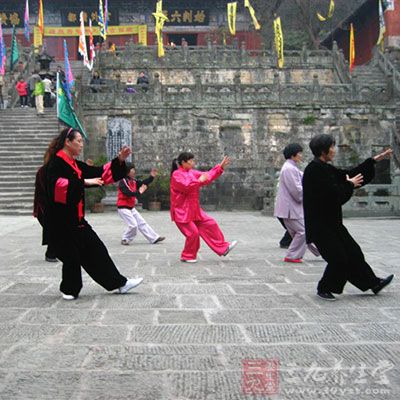 太極拳螺旋式的弧形動作使全身各部肌肉群和肌肉纖維都能參加活動