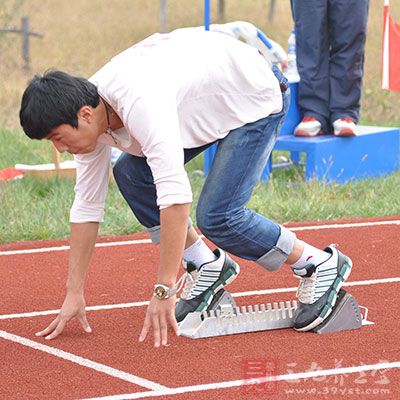 一般在跑步之后，就会消耗大约五百卡路里