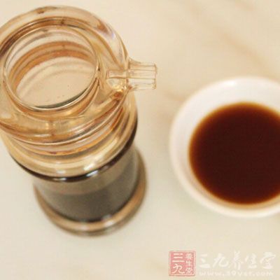 强烈建议每天饮用1-2汤匙的山西老陈醋，这绝对能让你青黑色的唇在一段时间之后发生改变