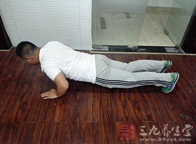 觉得做俯卧撑有些无聊的人，你一定不知道俯卧撑也可以玩得很任性