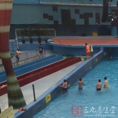 大多数游泳池都会在门口张贴一张警告牌 大多数游泳池都会在门口张贴一张警告牌