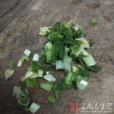 材料：茄子，大粒绞肉，葱花，姜末，蒜末等