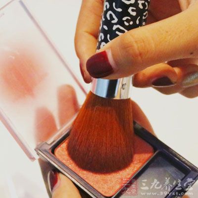 隔离霜+粉饼/散粉=清新小淡妆 隔离霜+粉饼/散粉=清新小淡妆