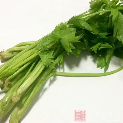 首先准备芹菜100g