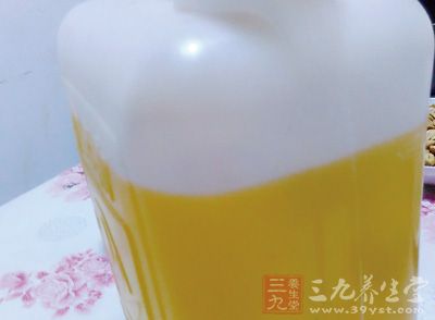 然后將25克花生油分幾次少量的放入