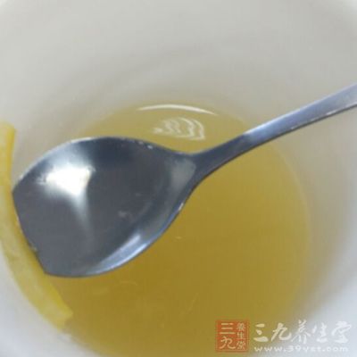 很多人喜欢把蜂蜜加到柚子茶中