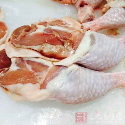 取鸡内金2个，放于瓦上，用微火焙干研末