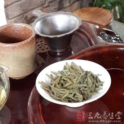 喝茶也可以消除口臭，但是咀嚼茶叶更有奇效