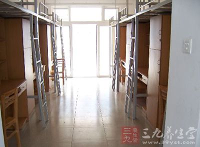  桌椅被曝甲醛超标  新学校为何频频有怪味 - 三