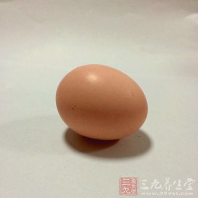 材料：米饭一大碗(两人份，也好是过夜的米饭)，鸡蛋两个等