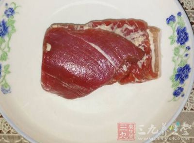 猪瘦肉切细丝，加少许生抽、盐腌制10分钟