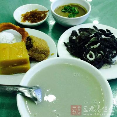 我们可以将蜂蜜与早餐类食物搭配着食用