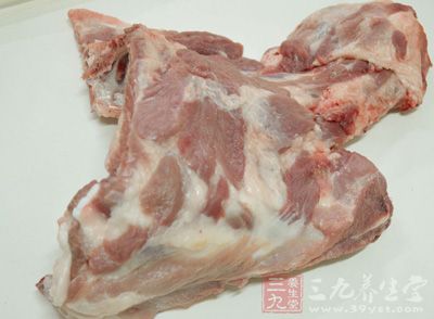 材料：肉，生抽，生粉，料酒，胡椒粉，泡姜，泡椒，葱姜蒜