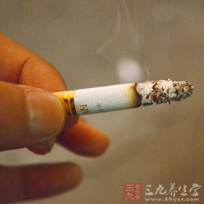香烟中含有大量烟碱和尼古丁，进入人体后会造成全身血管病变