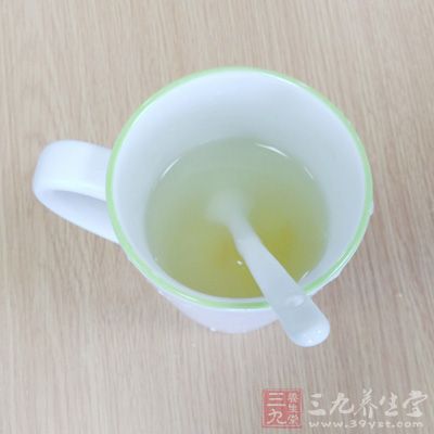 一早神清气爽地起床，柠檬蜂蜜水代替咖啡或红茶