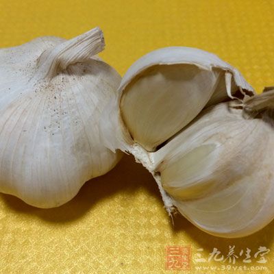 大蒜一头，去皮、洗净、剁成蒜蓉