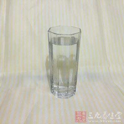 材料：白开水300克，白糖40克，琼脂6克，豆沙球