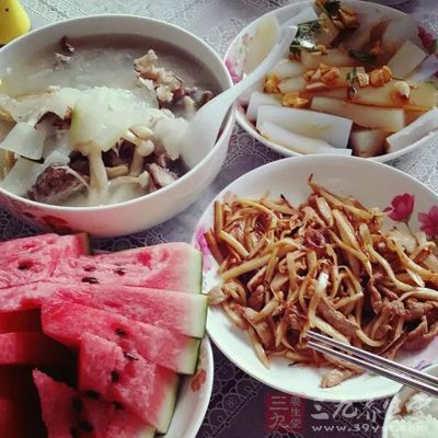 过度饮食会加重肠胃负担