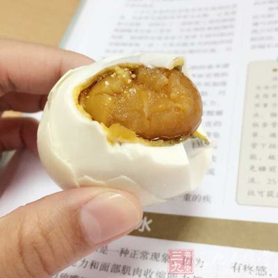 優(yōu)質(zhì)的咸鴨蛋咸度適中、味道鮮美