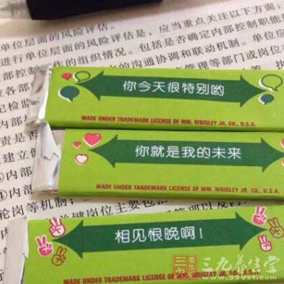 当你在喝茶或咖啡以后，及时咀嚼一块无糖口香糖，口腔会分泌更多的唾液