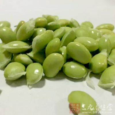 1杯煮熟的毛豆中含有钙98毫克