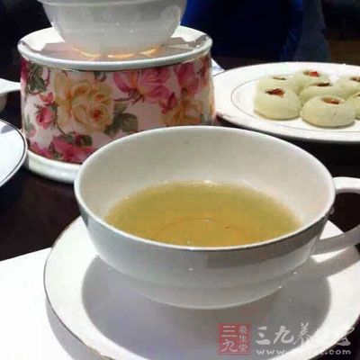 绿茶水有消炎，去痘印的作用