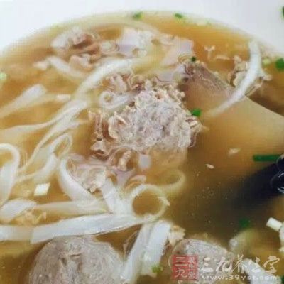 或是在吃完一顿热菜热饭30分钟之后，才测量体温。