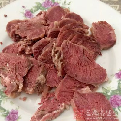 羊肉、牛肉、鱔魚(yú)、泥鰍等。陽(yáng)虛的人要少吃生冷食物，做飯時(shí)可以適量加點(diǎn)辛溫的蔥、生姜、胡椒等調(diào)味品。