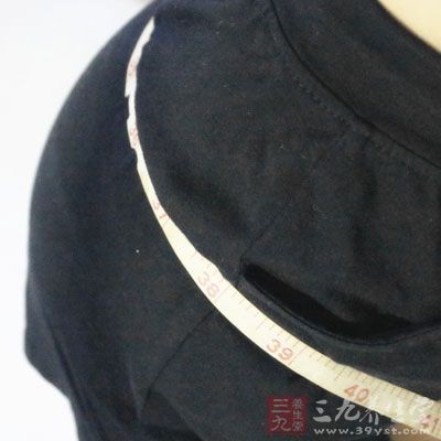 腰部若脂肪堆积过量，将压迫胃，结果使胃液向食道流