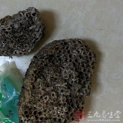 取蜂房適量，加純酒精適量，點(diǎn)火燃燒