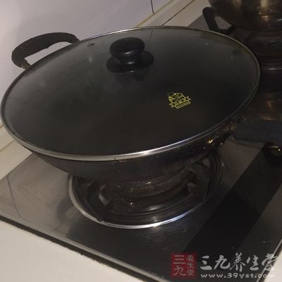 很多人都是等到锅里的油冒烟才下锅放食材