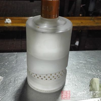 含一口稍烈性的酒，可麻醉牙齿及牙龈，达到止痛功效