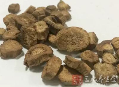 牛蒡根中含有丰富的膳食纤维，膳食纤维具有吸附钠的作用