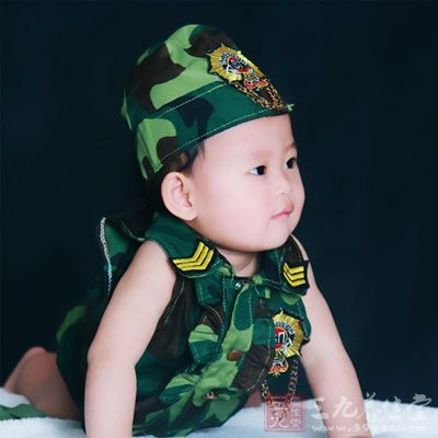 由于腹泻,病儿的肠蠕动已经加快,如果再受了凉,则腹泻的情况将更加严重 由于腹泻,病儿的肠蠕动已经加快,如果再受了凉,则腹泻的情况将更加严重