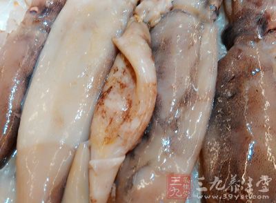 魷魚去內(nèi)臟去黑皮洗凈