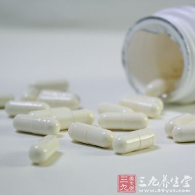 慎服大量添加维生素D的补钙剂，服用过量会产生积蓄中毒现象